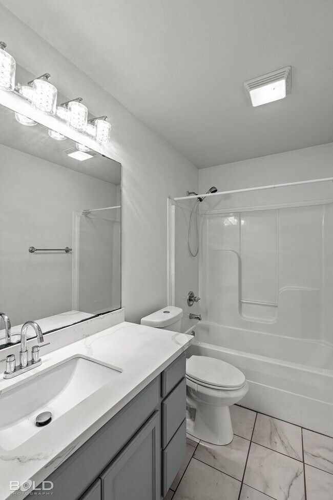 Building Photo - 521 Linnhurst Dr