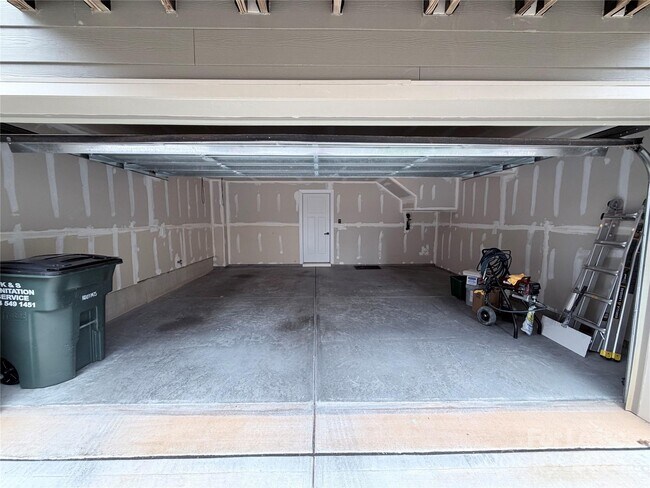 Building Photo - 2053 Birchside Dr