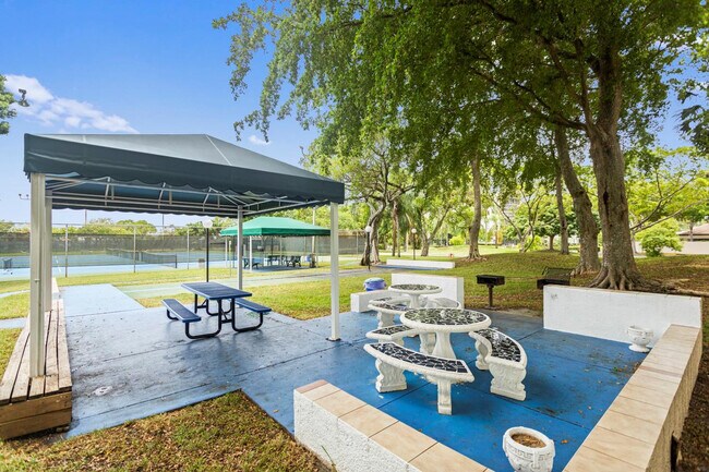 Building Photo - 2312 S Cypress Bend Dr