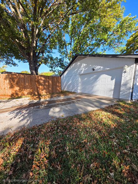 Building Photo - 2808 Charter Oak Dr