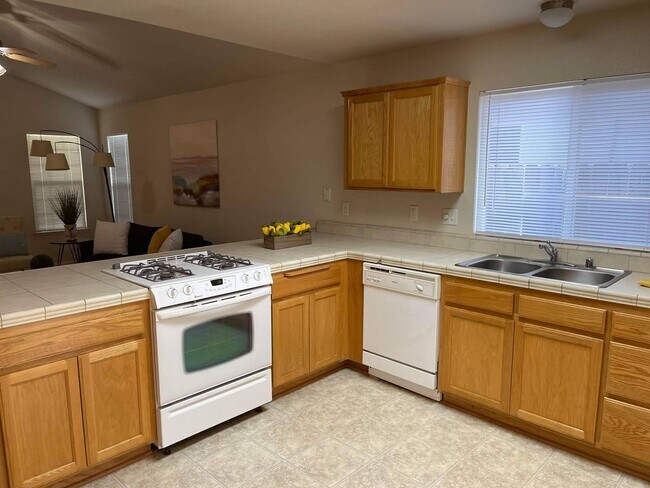 Building Photo - 3 Bedroom House Available Now