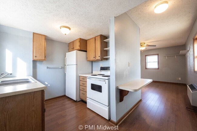 Building Photo - Charming Studio Apartment in Greenfield, I...