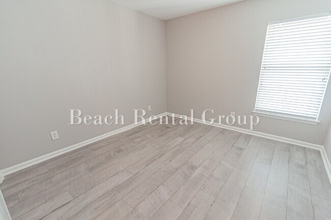 Building Photo - End Unit with Screened Balcony