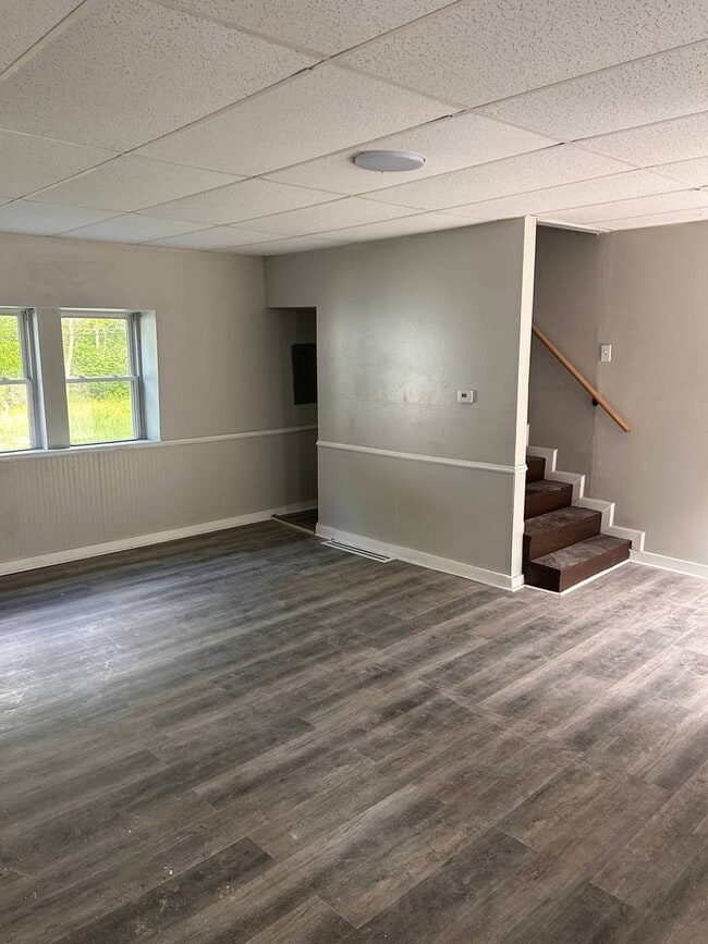 Building Photo - Spacious Home
