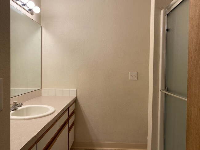 Building Photo - 610 S Whitcomb St