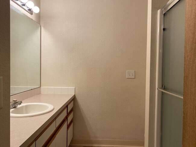 Building Photo - STUDENTS WELCOME! Single-Family Home Walking Distance to CSU!