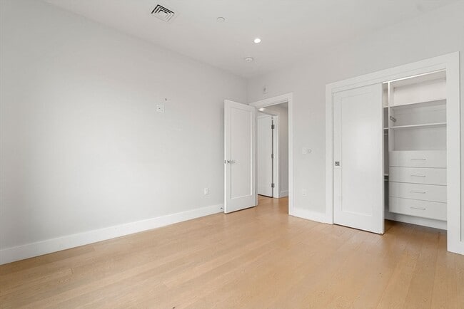 Building Photo - 51 Silver St