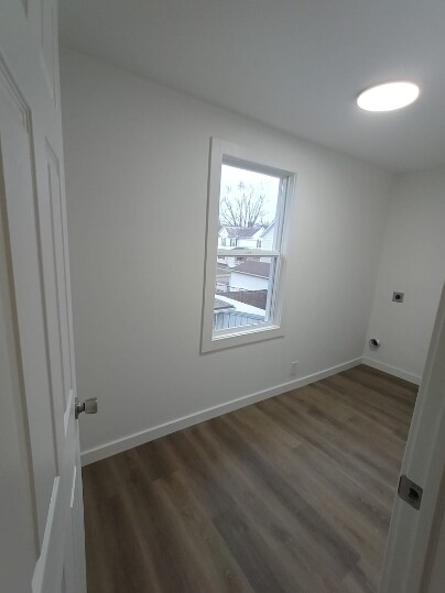 Building Photo - 564 E Chestnut St