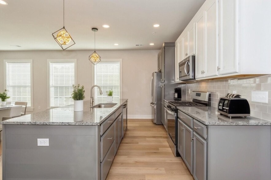 Building Photo - 701 Halcyon Ln