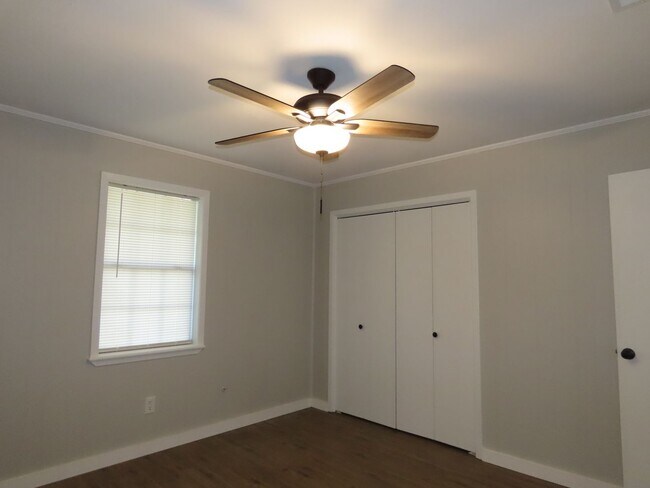 Building Photo - 10556 Twin Oaks Dr