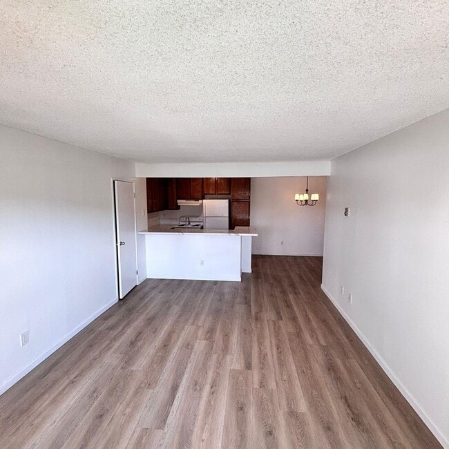 Building Photo - LIGHT & BRIGHT UPGRADED, 2 BEDROOM CONDO, ...