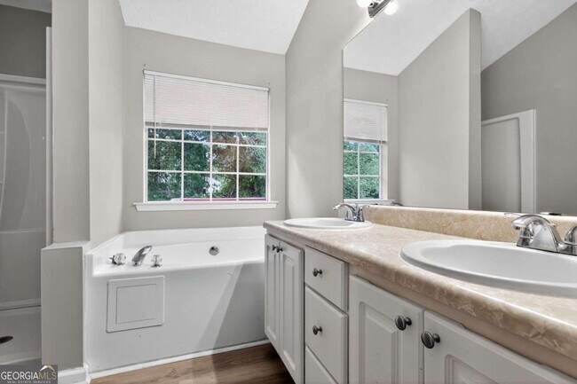 Building Photo - 5470 Twin Lakes Dr