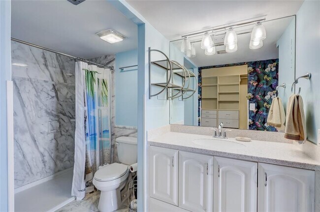 Building Photo - 3200 Port Royale Dr N