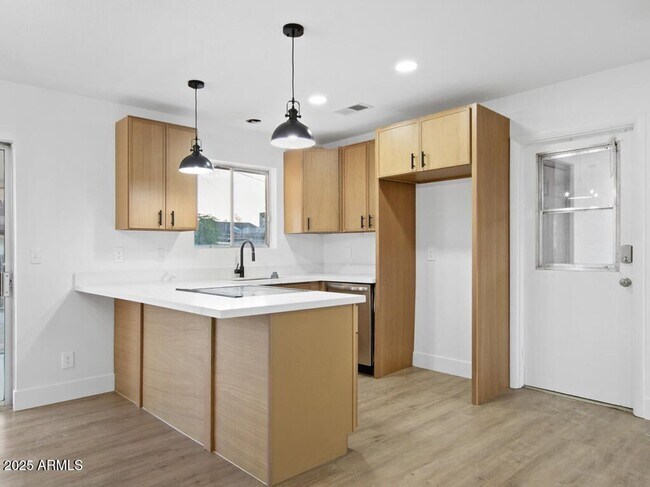 Building Photo - Mesa remodeled home