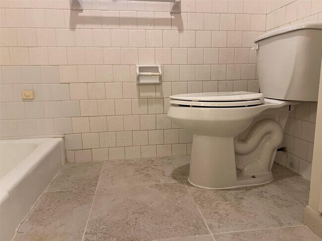 Building Photo - 401 Oakhill Dr