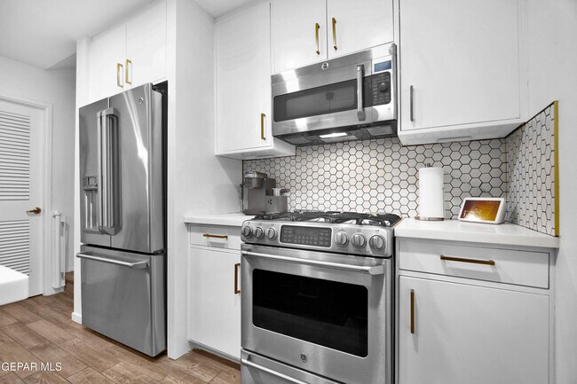 Building Photo - 4200 Camelot Heights Dr