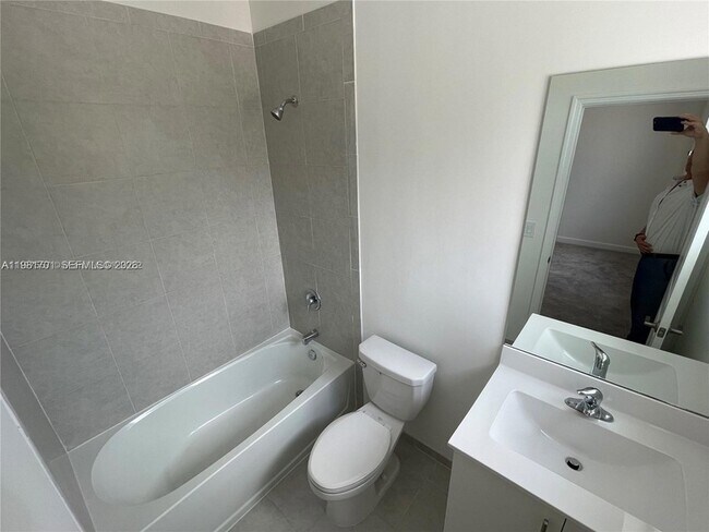 Building Photo - 969 NE 211th St