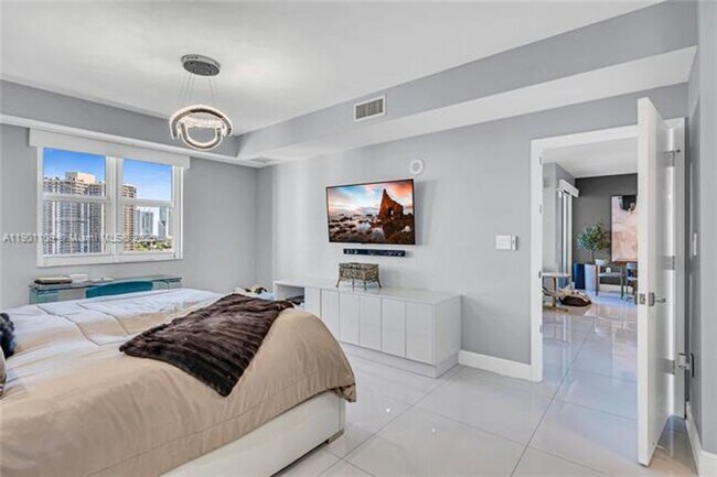 Building Photo - 19900 E Country Club Dr