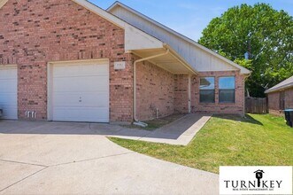 Building Photo - *COMING SOON* Stunning 3/2 Duplex in West Fort Worth — Granite Kitchen, Garage & Fenced Yard!