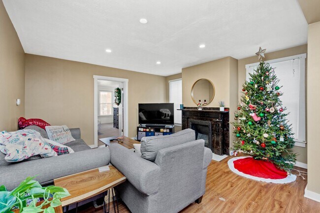 Building Photo - 131 Ulysses St