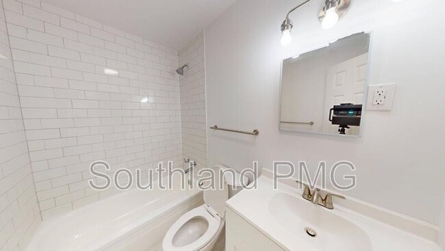 Building Photo - 605 Lake Rd