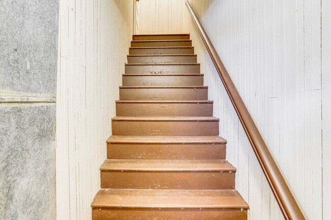 Building Photo - Renovated 2 Bedroom + Den w/ Private Garden Access