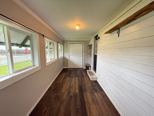 Building Photo - Charming Cape Cod Near Airport with Modern...