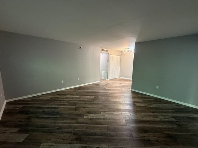 Building Photo - 5800 Hollywood Blvd