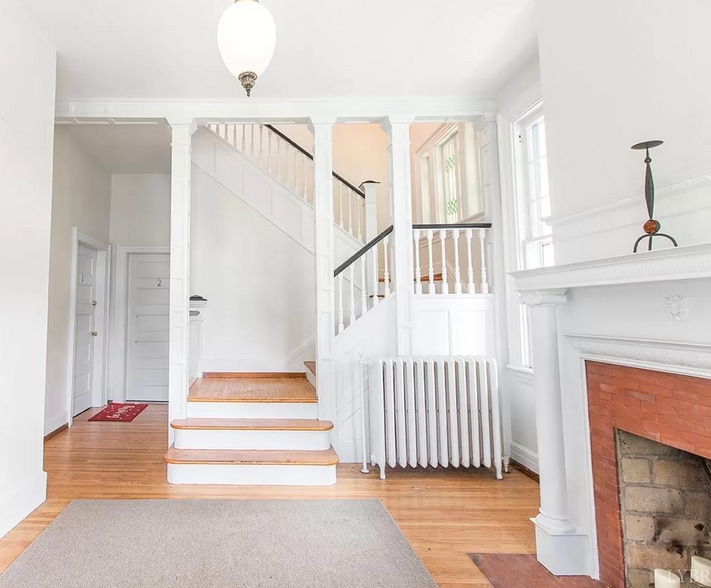Common Foyer - 2110 Rivermont Ave