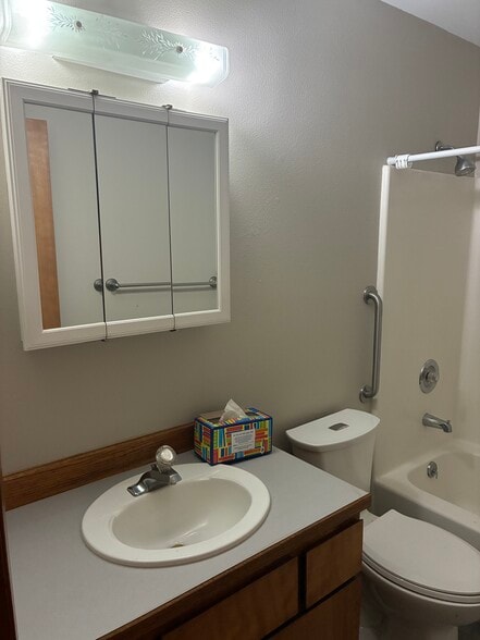 Building Photo - 994 Highline Dr