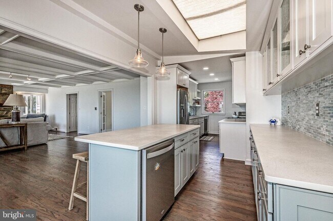 Building Photo - Home in Bay Ridge with beautiful views of the Chesapeake Bay!