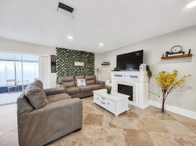 Building Photo - Discover the perfect Naples Park rental just minutes from the beach.