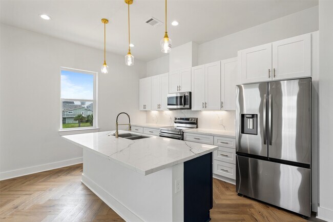 Building Photo - 23107 Miramar Dr
