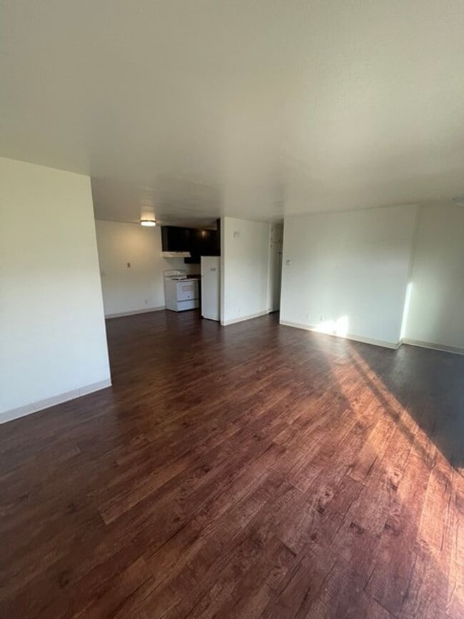 Building Photo - Gorgeous 3 bedroom / 2 bath & 1 car garage