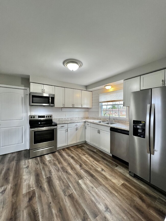 Building Photo - 105 Ambrose Dr