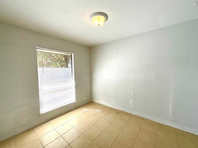 Building Photo - Lovely 3 Bedroom/ 2 Bath Home In Converse, TX!