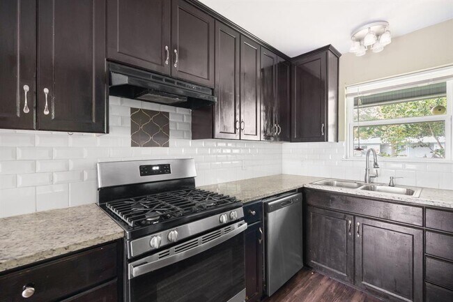 Building Photo - 1422 Yorkshire Dr