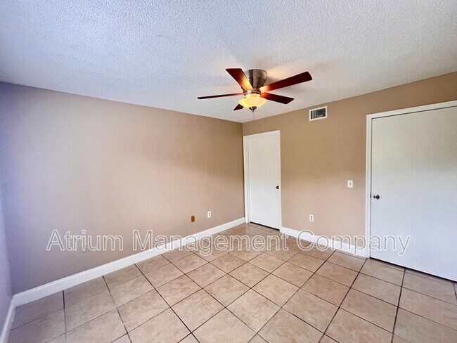 Building Photo - 9481 Highland Oak Dr