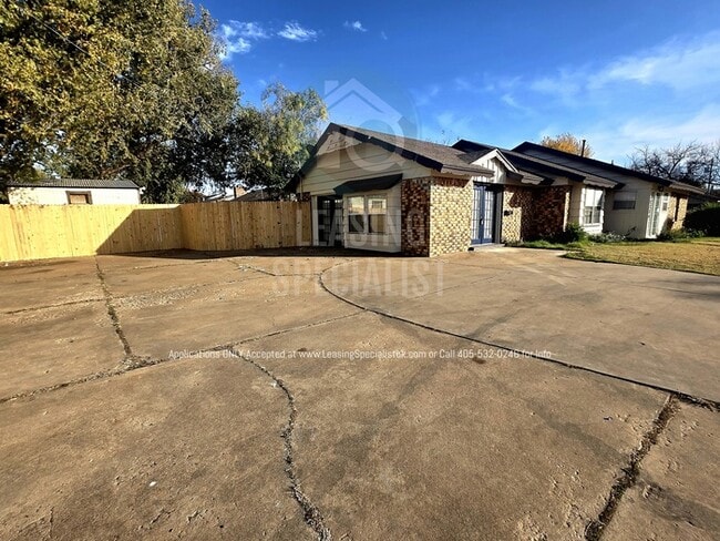 Building Photo - Spacious Village 3 Bed 2 Bath Home!