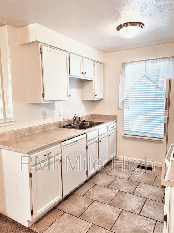 Building Photo - 4245 E 119th Pl