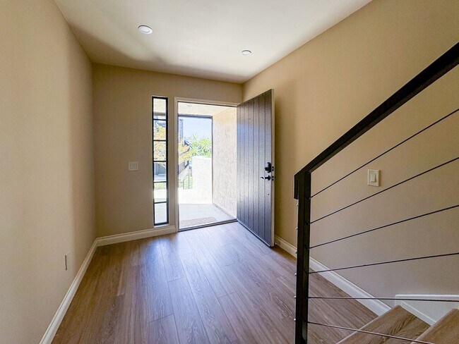 Building Photo - Luxurious Coastal Living: Fully Remodeled 3-Bed, 3.5-Bath with Ocean Views in Sea Point
