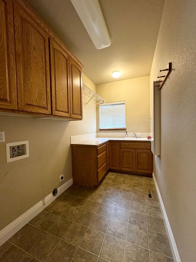 Building Photo - Stunning Executive 4 Bedroom 2 Bath Home in Northwest Loveland - 3-Car Garage!