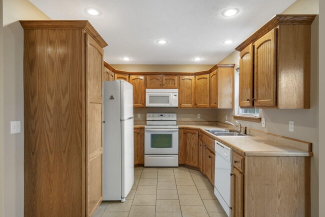Building Photo - 717-719 E Watermill Cir