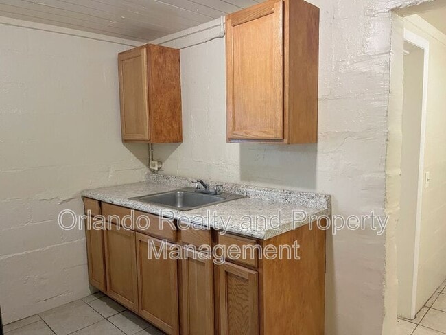 Building Photo - 1235 1/2 W Cypress St.