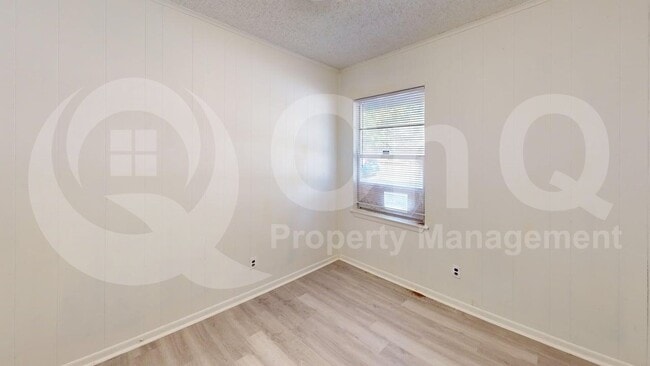 Building Photo - 910 S Mills Dr
