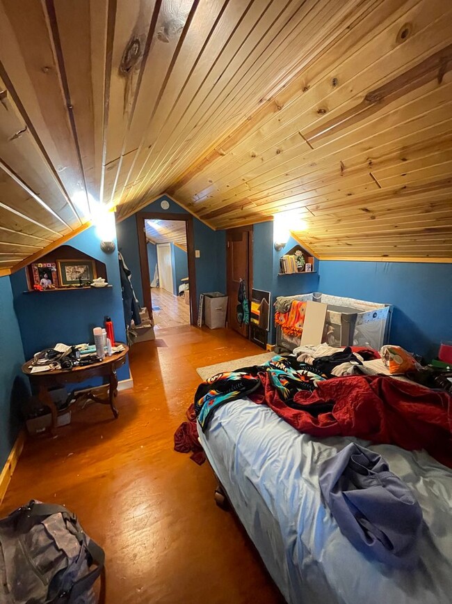 Building Photo - AVAILABLE JULY - 3 BEDROOM/1.5 BATHROOM HOME