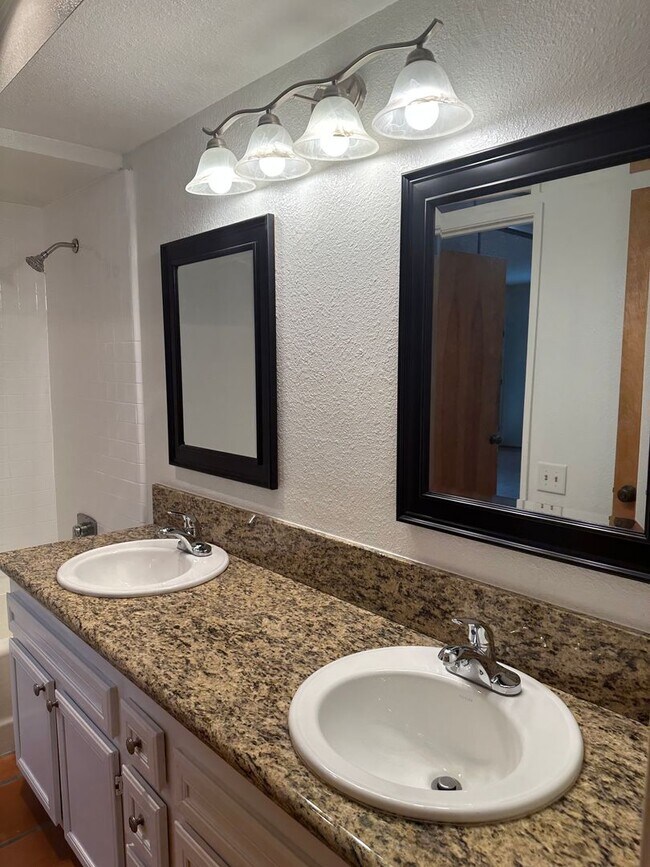 Building Photo - MISSION HILLS-SPACIOUS 2BR /2BA WITH MODER...