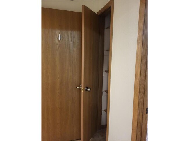 Building Photo - 609 Main St S