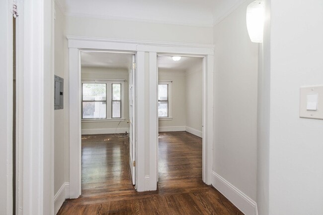 Building Photo - UPDATED PRICING! Parking! 2BR. Private Patio!  DISHWASHER! On-Site LAUNDRY! HARDWOOD!