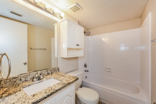 Building Photo - 2208 Gladstone Dr